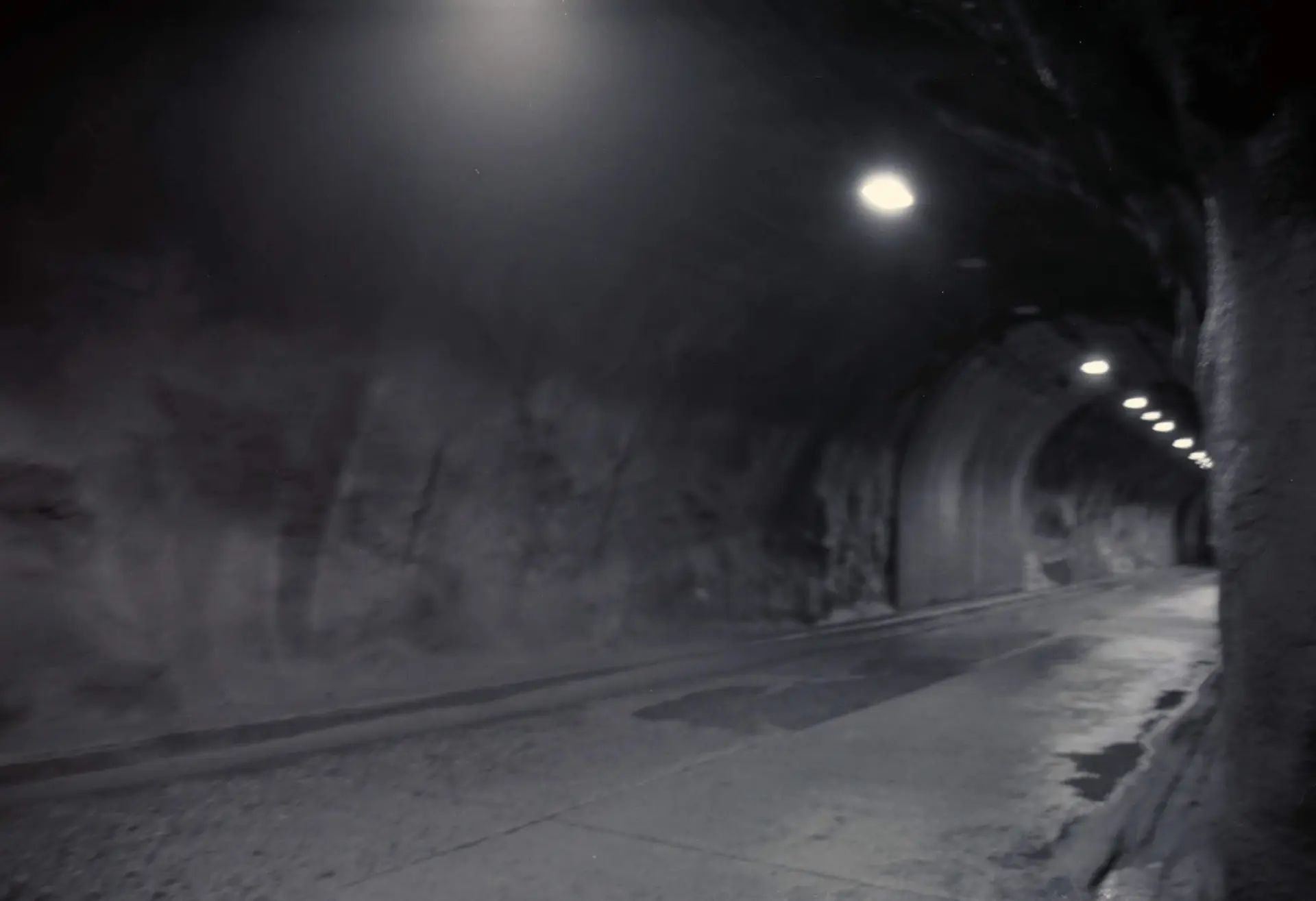 佐久間ダムの素掘りのトンネル