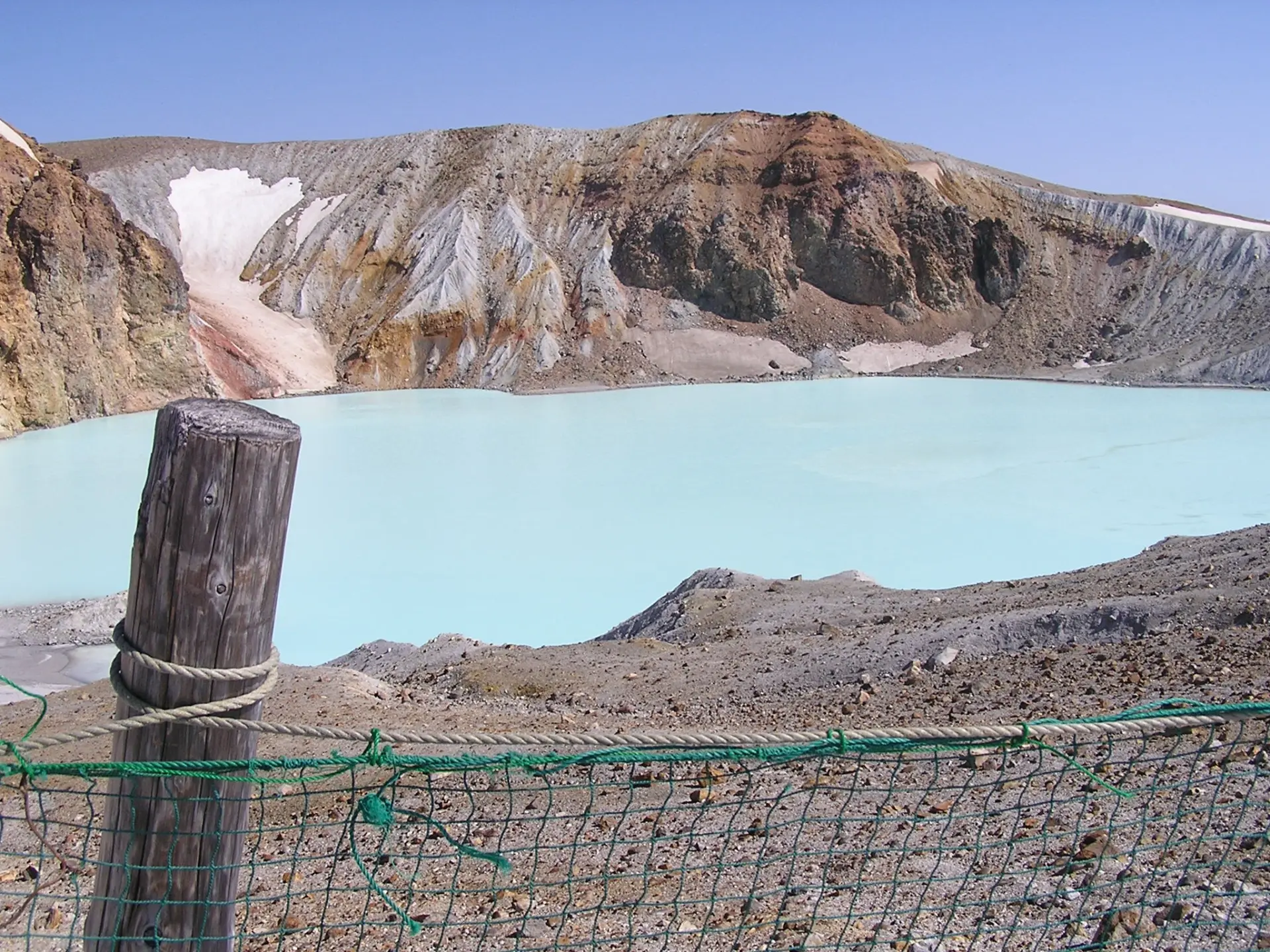 草津白根山の湯釜 2004年5月