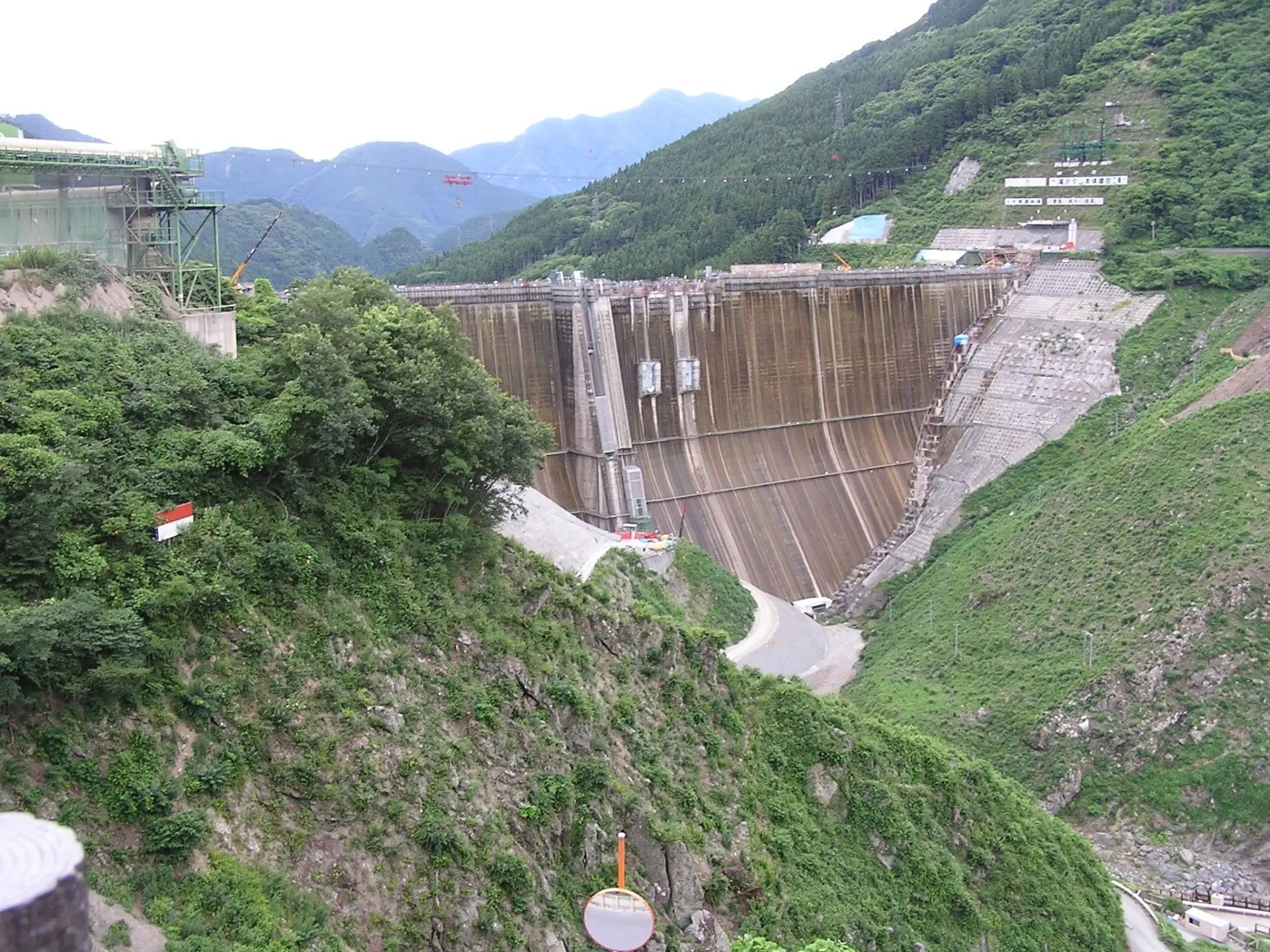 建設中の滝沢ダム（2004年）