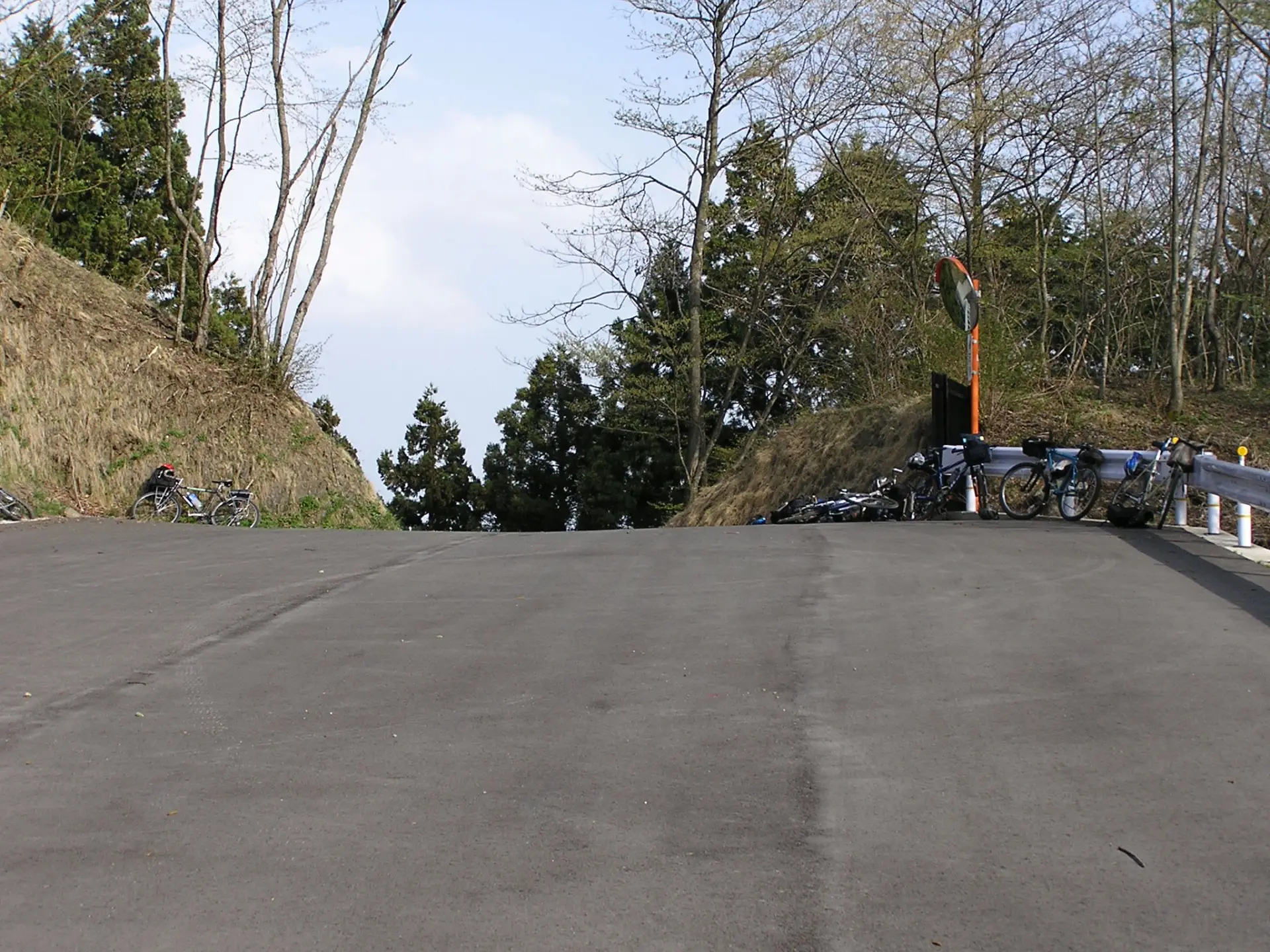 風張林道側の鞍部